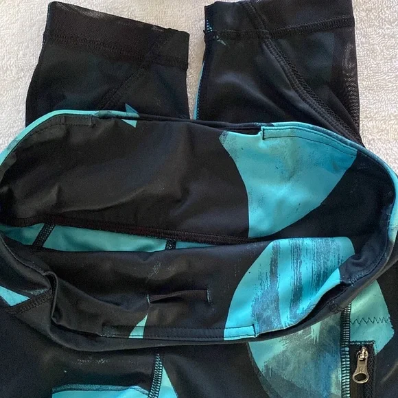 Patterned‎ lululemon leggings - Picture 6 of 9